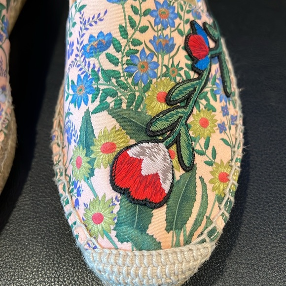 Gucci floral espadrilles NWOT Size 37 no box - Picture 2 of 7